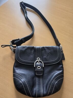Coach Soho Black Leather Flap Bag Contrast Stitch Turnlock Y2K